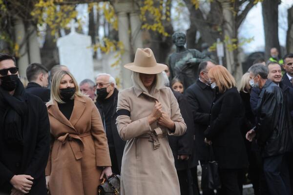 JELENA KARLEUŠA STIGLA NA SAHRANU MRKONJIĆA! Jedan detalj na njenoj desnoj ruci NIKOM nije mogao da promakne (FOTO)