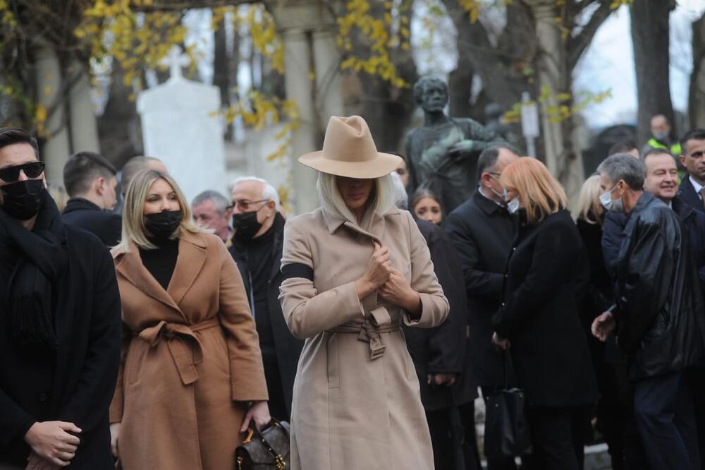 JELENA KARLEUŠA STIGLA NA SAHRANU MRKONJIĆA! Jedan detalj na njenoj desnoj ruci NIKOM nije mogao da promakne (FOTO)