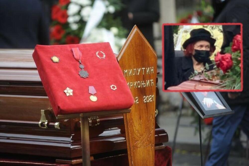 MRKINA SESTRA NADA ZANEMELA OD BOLA: Sela pored kovčega, potresan prizor (FOTO)