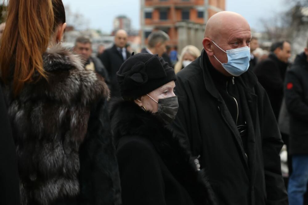 DAŠA SE JEDVA KREĆE, SLOMLJENA OD BOLA ZA MRKOM: Milutinovu zakonitu suprugu porodica dovela na sahranu (FOTO)