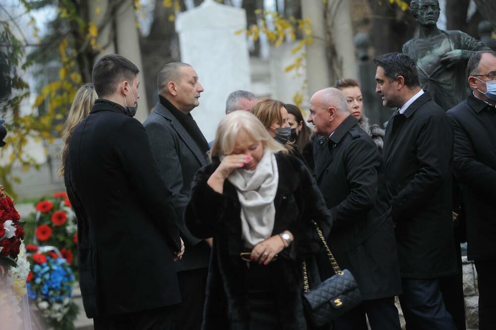 UDOVICA NAŠEG LEGENDARNOG PEVAČA JECA U SUZAMA ZBOG BEKUTE I MRKE: Ovako potresnu scenu niste skoro videli!