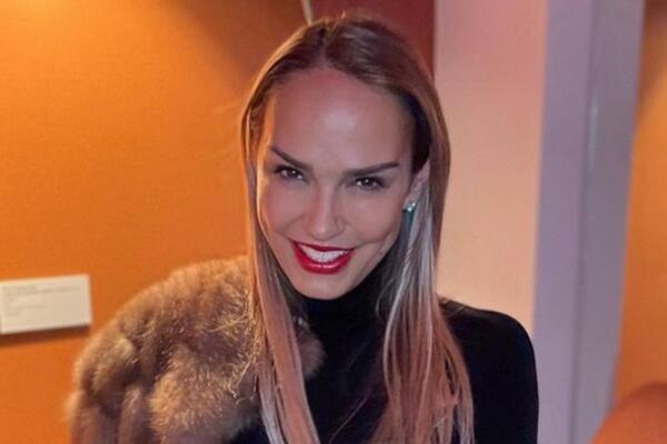 U CRNOM OD GLAVE DO PETE POKAZALA IZVAJANO TELO: Marijana Mateus u ŠESTOJ DECENIJI izgleda kao DEVOJČICA! (FOTO)