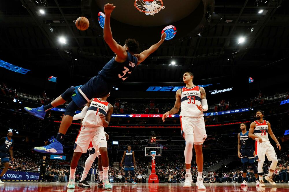 MOĆNI NBA CENTAR TRESNUO SVOM SILINOM O POD POSLE ZAKUCAVANJA: Nastavili igru dok se on previjao od bolova! (VIDEO)