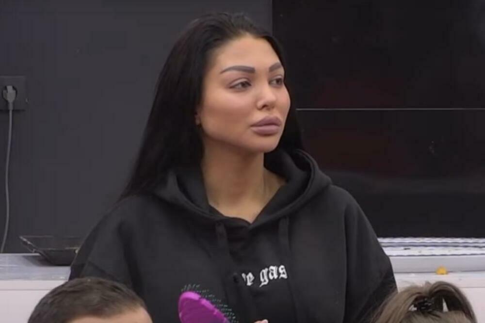 JANJUŠ I CAR SE UDRUŽILI PROTIV MAJE, ZADRUGARKI NIJE DOBRO: Nakon njegovog izlaganja SKROZ SE SLOMILA! (VIDEO)