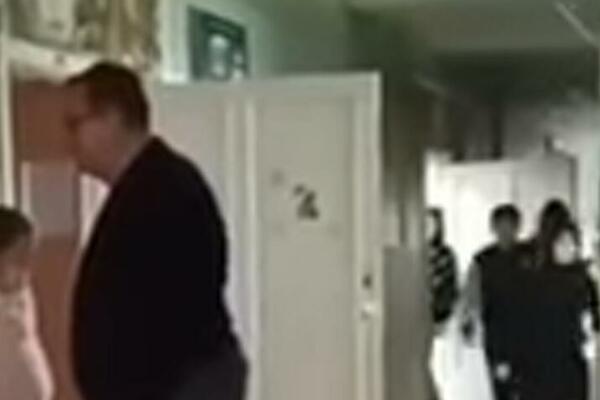 SKANDAL, NASTAVNIK VLADIMIR USNIMLJEN KAKO VIČE I PRETI DECI: Govorio im NAJUŽASNIJE MOGUĆE STVARI, PAKAO! (VIDEO)