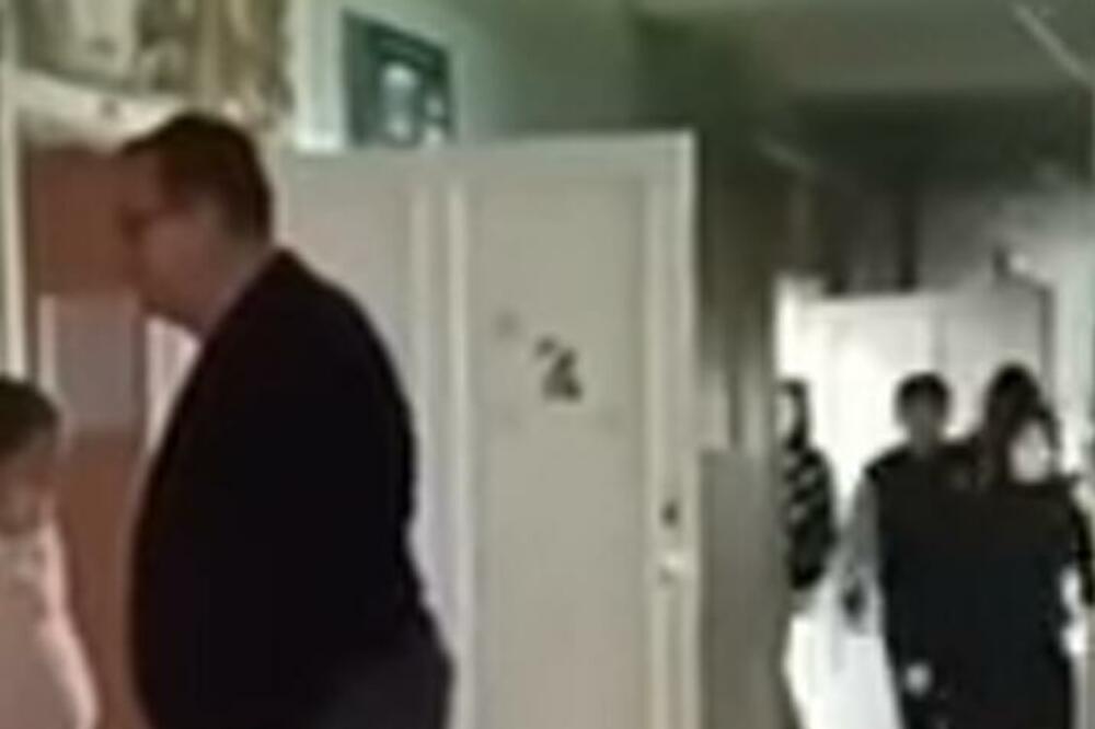 SKANDAL, NASTAVNIK VLADIMIR USNIMLJEN KAKO VIČE I PRETI DECI: Govorio im NAJUŽASNIJE MOGUĆE STVARI, PAKAO! (VIDEO)
