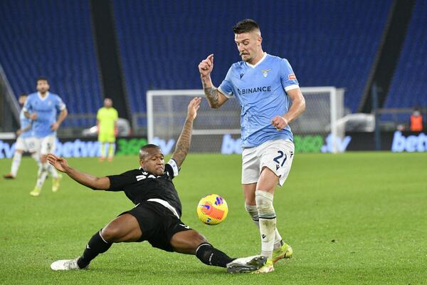 FENOMENALAN MEČ U RIMU: Viđeno čak 8 golova i 3 crvena kartona u remiju Lacija i Udinezea! (FOTO)