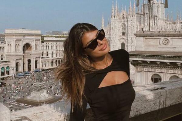 ŽENA SRPSKOG FUDBALERA U MAJUŠNOM KUPAĆEM I TRAČICAMA MAMI NA GREH: Top modeli joj nisu ravni! (FOTO)