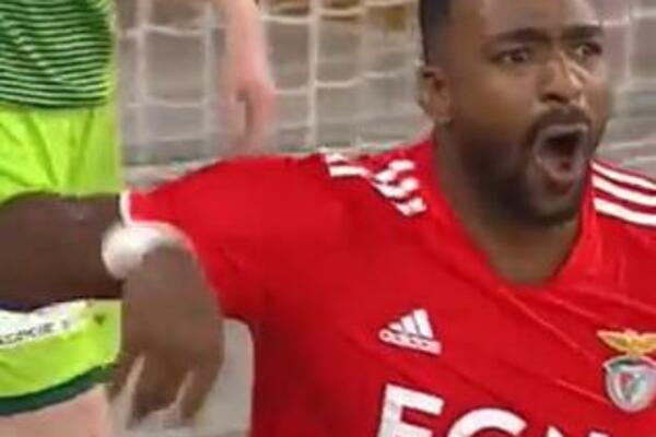 MAGIJA KAKVA SE NE VIĐA: Igrač Benfike izveo čaroliju, ni saigračima nije jasno KAKO JE DAO GOL! (VIDEO)
