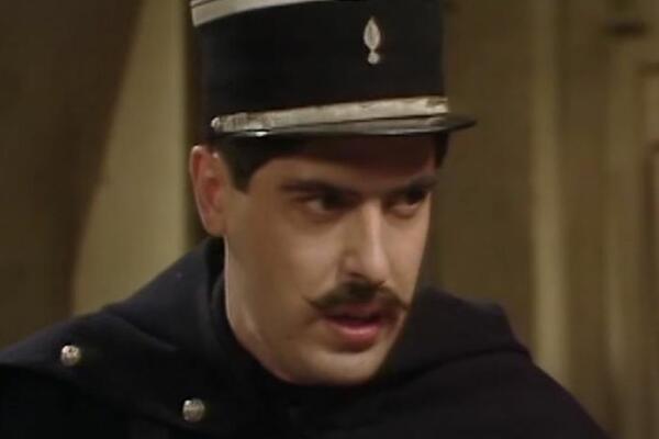 SRBI SU OBOŽAVALI OVOG POLICAJCA U KULTNOJ SERIJI "ALO, ALO", a njegov sadašnji izgled će mnoge IZNENADITI! (FOTO)