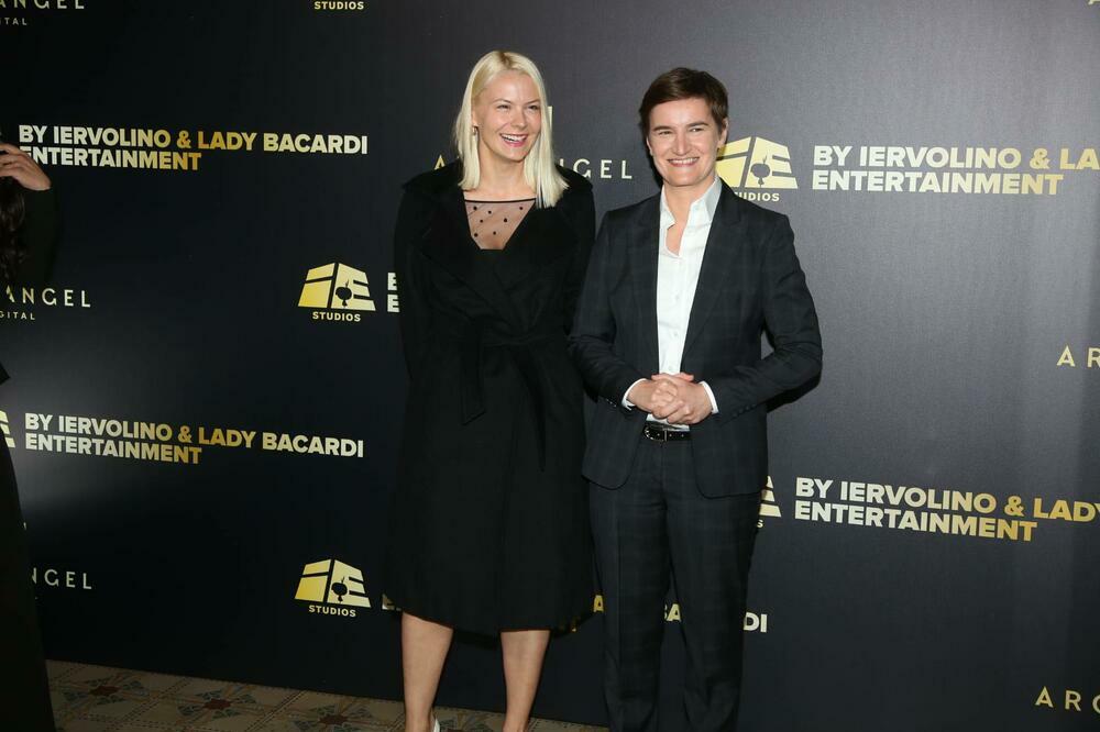 KAO SA MODNE PISTE! Partnerka Ane Brnabić pozirala za naslovnicu čuvenog svetskog magazina (FOTO)