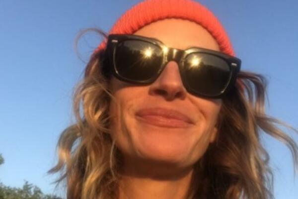 KAO SAV NORMALAN SVET: Džuliju Roberts USLIKAO PAPARAZZO u opuštenoj šetnji!