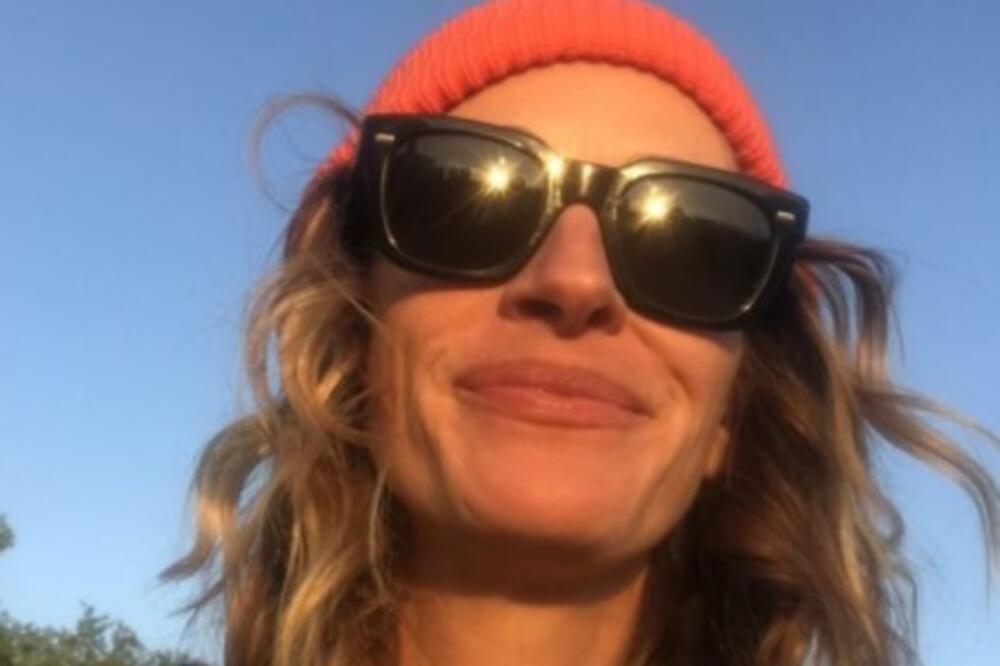 KAO SAV NORMALAN SVET: Džuliju Roberts USLIKAO PAPARAZZO u opuštenoj šetnji!