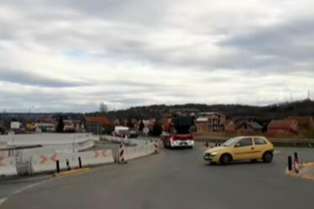 ULETEO VATROGASCIMA POD ROTACIJOM NA KRUŽNOM TOKU KOD OBRENOVCA! Pojavio se SRAMAN snimak, KO JE TEBI DAO DOZVOLU?!