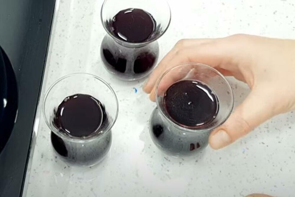 DOMAĆI RECEPT ZA KUPINOVO VINO, SRPKINJE ODLEPILE: Napitak koji leči mnoge bolesti gotov za samo PAR MINUTA