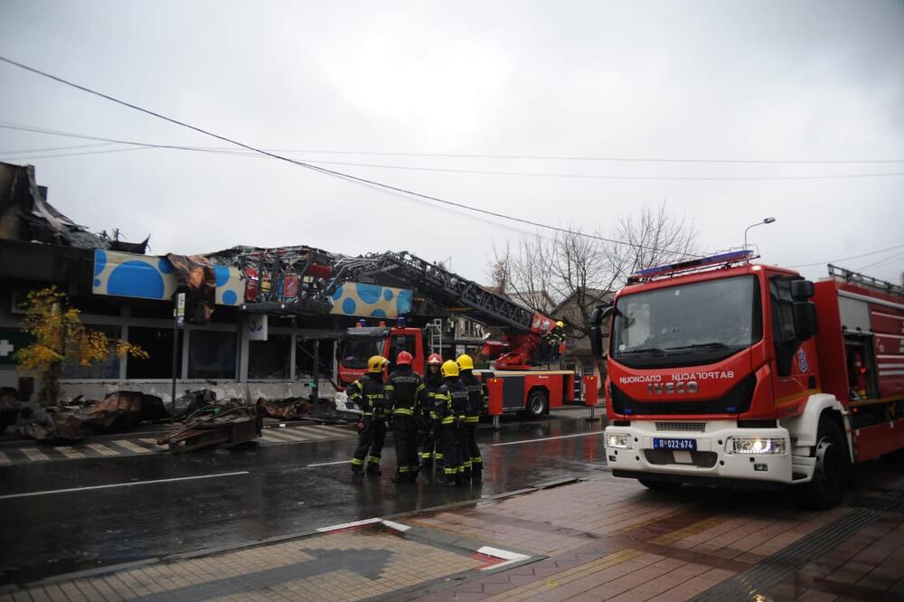 SKIDAJU KROV SA KINESKOG TRŽNOG CENTRA U OBRENOVCU: Uskoro će se znati da li ima ŽRTAVA požara! (FOTO)