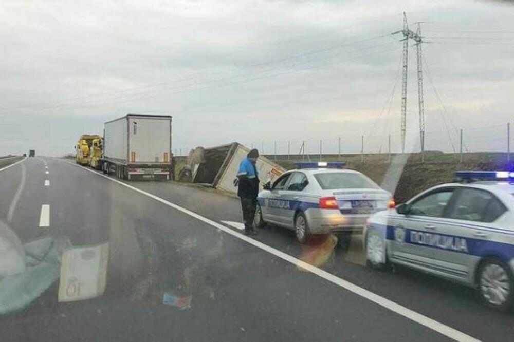 TEŠKA NESREĆA KOD FEKETIĆA! Kamion sleteo s puta i prevrnuo se (FOTO)