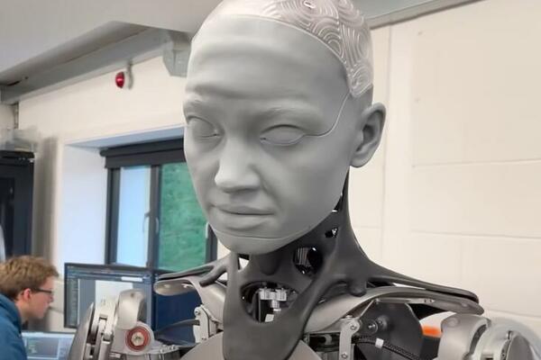 AMEKA JE HUMANODINI ROBOT KOJI PROBIJA GRANICE: Ovo do sada još niste videli! (VIDEO)