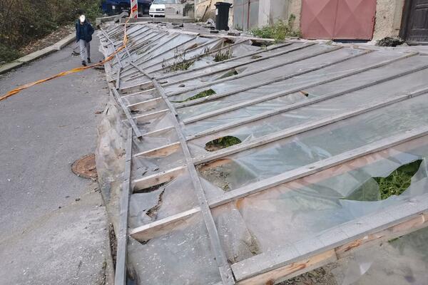 PARADAJZ NIKAO IZ KANALIZACIJE, KLIZIŠTE POKRILI NAJLONOM, A ONDA DOBILI PLASTENIK: Neverovatna slika iz Užica FOTO