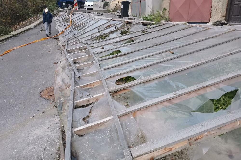 PARADAJZ NIKAO IZ KANALIZACIJE, KLIZIŠTE POKRILI NAJLONOM, A ONDA DOBILI PLASTENIK: Neverovatna slika iz Užica FOTO