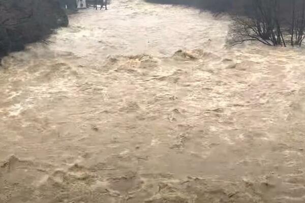 UŽAS U BOSNI, REKE NABUJALE, POPLAVE DIVLJAJU, SPASIOCI NE MOGU DA RADE SVOJ POSAO: Kiša sve otežava (VIDEO)