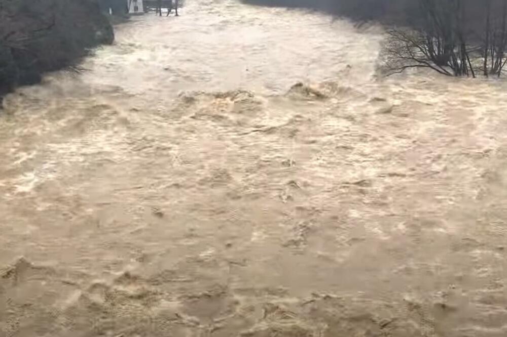 UŽAS U BOSNI, REKE NABUJALE, POPLAVE DIVLJAJU, SPASIOCI NE MOGU DA RADE SVOJ POSAO: Kiša sve otežava (VIDEO)