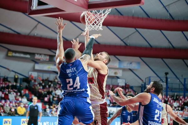 BUDUĆNOST SUSPENDOVALA VAJLIJA: Košarkaš samoinicijativno napustio Podgoricu!