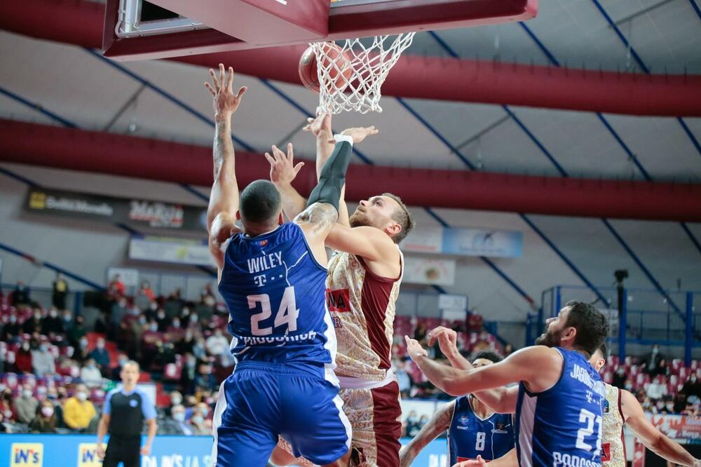 BUDUĆNOST SUSPENDOVALA VAJLIJA: Košarkaš samoinicijativno napustio Podgoricu!