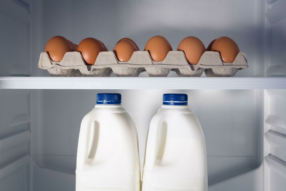 Mleko i jaja u frižideru / ilustracija