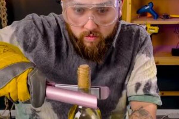 GENIJALNA REŠENJA: Bocu vina otvara PEGLA ZA KOSU, mrlje sa tkanine skida PENA ZA BRIJANJE?! (VIDEO)