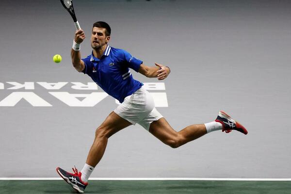 NALET EMOCIJA SADA NIJE POMOGAO: Novak u jednom trenutku potpuno pobesneo i šutnuo torbu (FOTO)