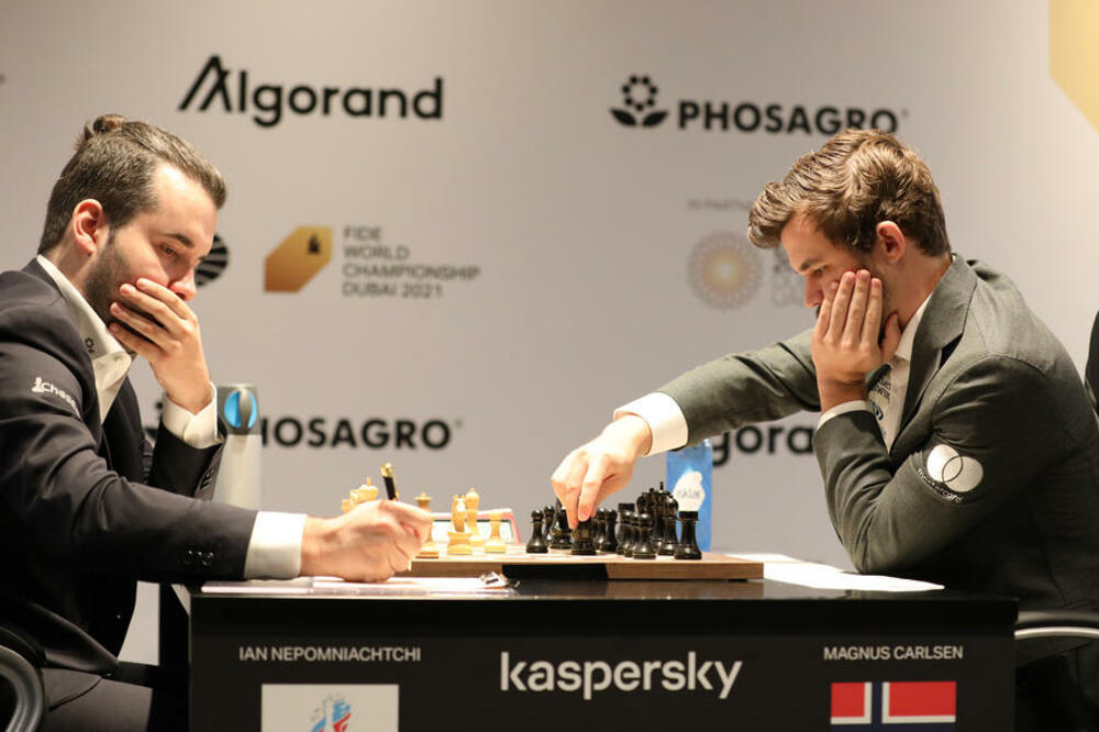 NEVIĐEN DUEL ZA TITULU PRVAKA SVETA: Karlsen stekao prednost posle rekordnih 7 SATI i 136 poteza!