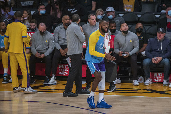 UZNEMIRENI LEBRON PORUČIO: Nikada nisam bio bolestan! Poslali su me u izolaciju bez dodatne provere!