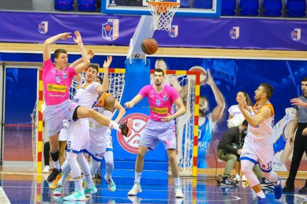 NEIZVESNO U BARU: Mornar potopio Megu!