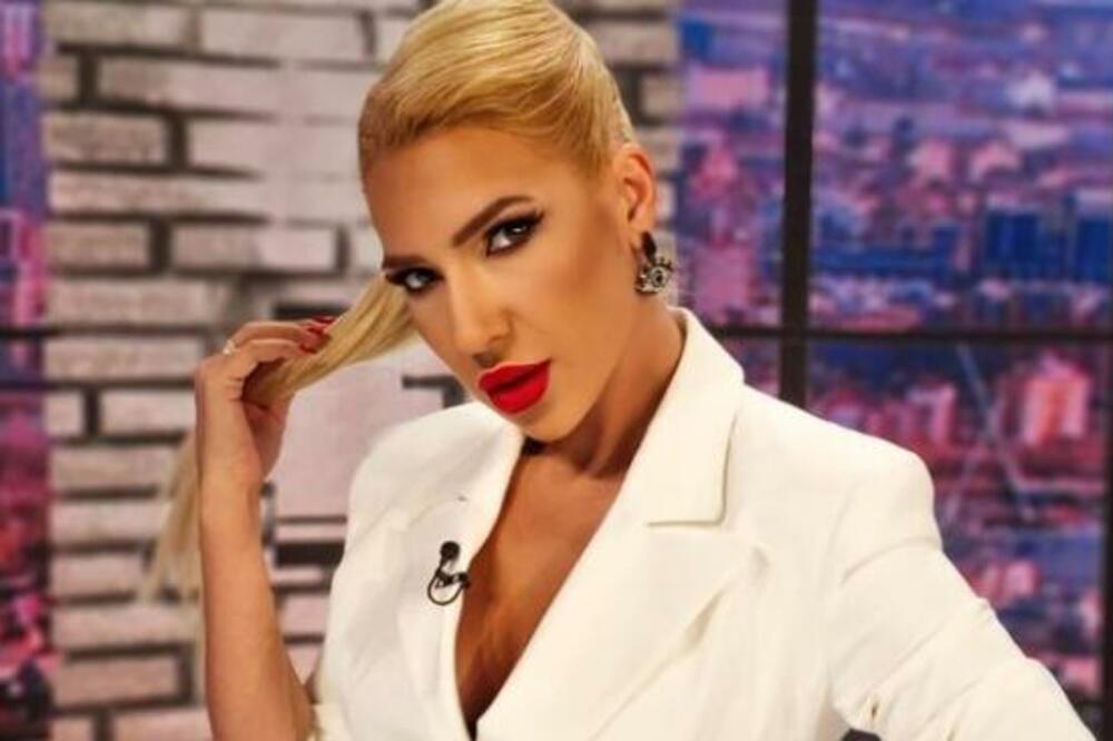 GLEDAOCI U NEVERICI NAKON PERFORMANSA JOVANE JEREMIĆ U JUTARNJEM! Uvija kao slavska sarma, otela se kontroli! VIDEO