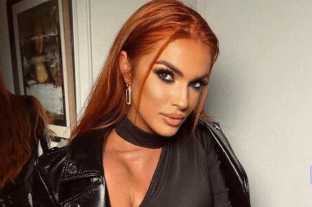 TEODORA SE OPUSTILA OTKADA JOJ DEČKO NIJE TU! Skinula se u minić i krenula bezobrazno da UVIJA: Sve se ocrtavalo!