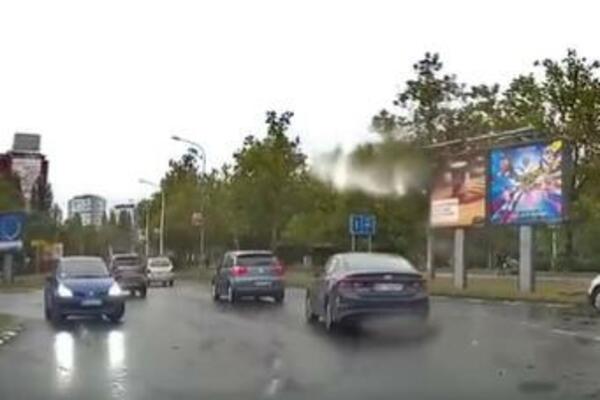ŠTA RADIŠ TO ČOVEČE: Usred kružnog toka u Novom Beogrdau VOZI U SUPROTNOM SMERU (VIDEO)