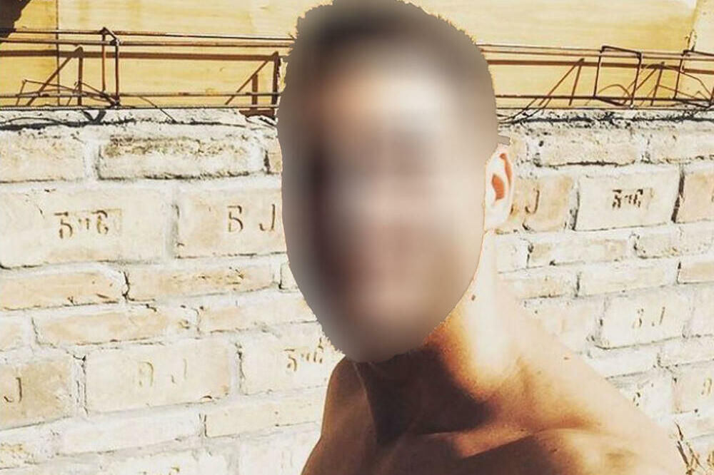 OVO JE NOVOSADSKI PEVAČ KOJI JE TEŠKO RANJEN U KAFIĆU! Zaboden mu je NOŽ U SRCE, privedeno više osumnjičenih! FOTO