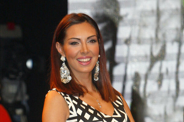 POSLE TOLIKO GODINA OTKRIVENA VELIKA LAŽ O PEVAČICINOM POREKLU! Bila u igri sa čelnicima,evo na šta je sve PRISTALA