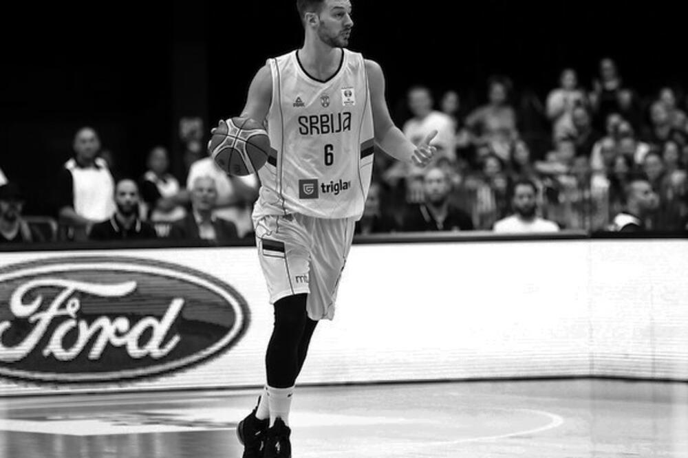 SRCEPARAJUĆA SCENA U ATINI! Srbi i Grci se setili Stevana Jelovca! (FOTO)