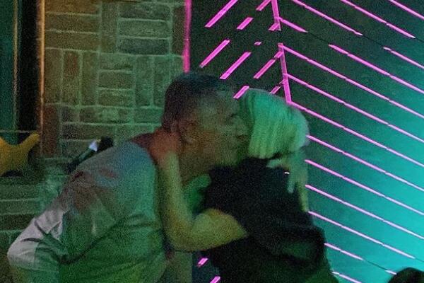 MILO ĐUKANOVIĆ GRLI POZNATU PEVAČICU, SNIMLJEN I POLJUBAC: Ona se oglasila nakon što su počeli da ih KOMENTARIŠU