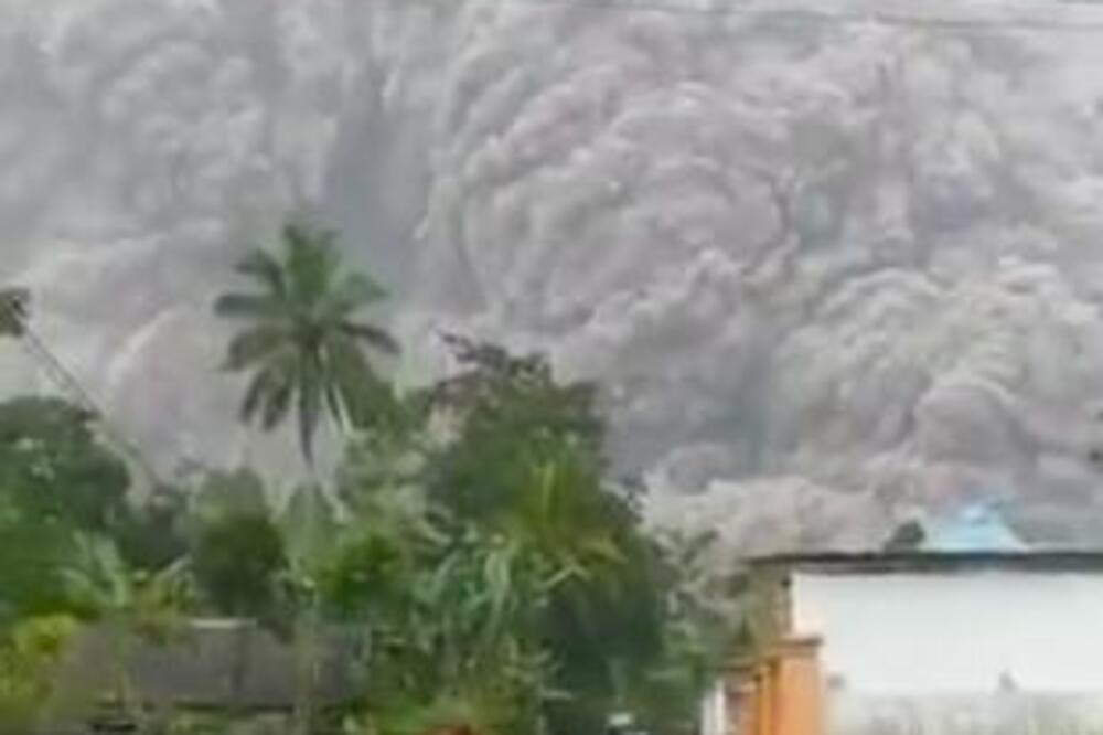 OPASNOST NIJE PROŠLA! Posle erupcije vulkana Semeru pepeo prekrio sela, 14 mrtvih (VIDEO)