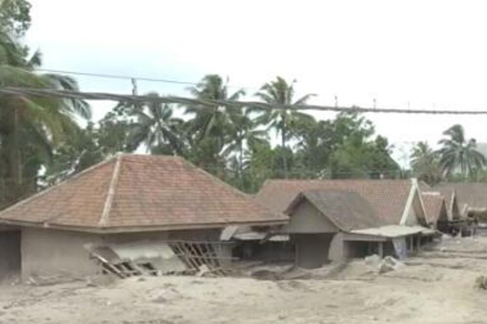 VULKAN SEMERU SE NE SMIRUJE! Nastavlja da izbacuje ogromne količine PEPELA (VIDEO)