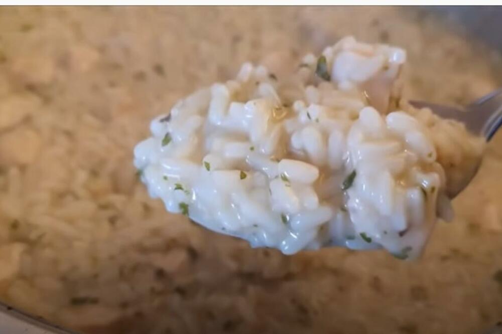 RIŽOTO SA ČVARCIMA I KAJMAKOM: Dodajte kap ovog ALKOHOLNOG PIĆA i ukus će biti još veća fantazija