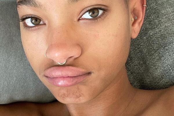 ĆERKA POZNATOG GLUMCA IMA DVA DEČKA I NE KRIJE SE: I njeni roditelji su voleli da ŠVRLJAJU, svi su ZBUNJENI