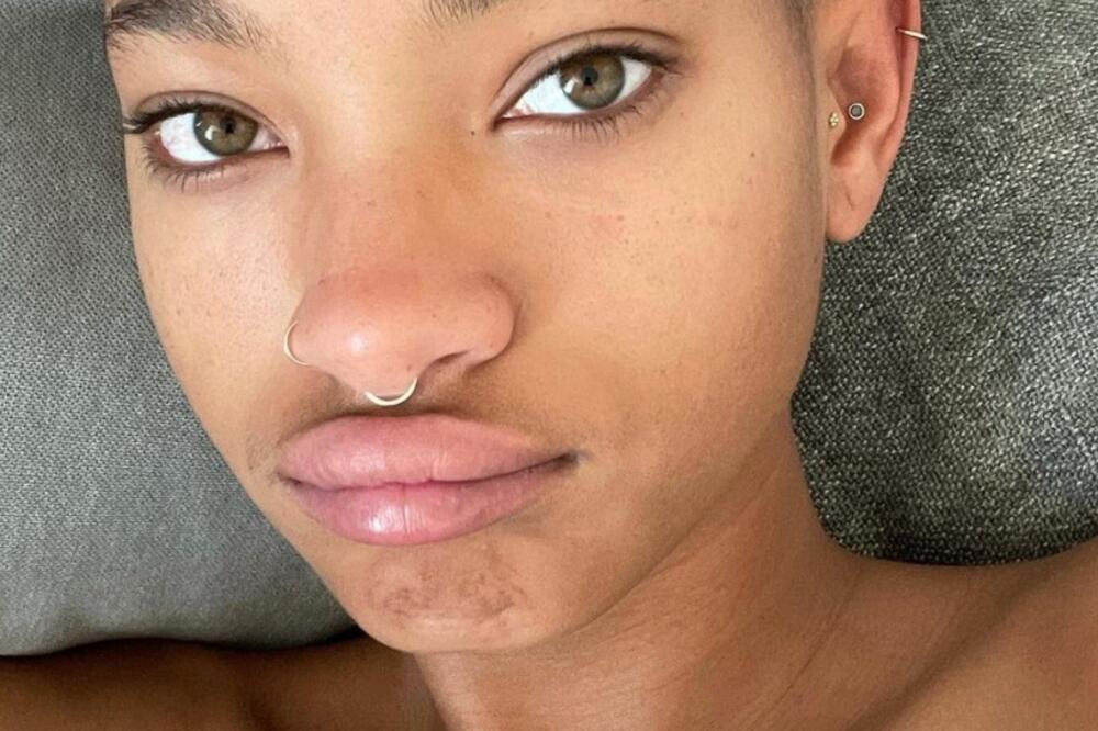 ĆERKA POZNATOG GLUMCA IMA DVA DEČKA I NE KRIJE SE: I njeni roditelji su voleli da ŠVRLJAJU, svi su ZBUNJENI