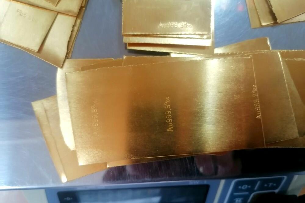 CARINICI NA GRADINI ZAPLENILI 4,5 KILOGRAMA ZLATA U PLOČICAMA: Vozač ih štekao ISPOD JASTUKA i dva jorgana! (FOTO)