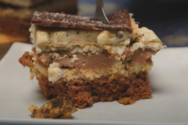 BOMBASTIČAN KREMAST KOLAČ: Od JEDNE smese ispadnu 3 FILA, oduševiće vas (RECEPT)