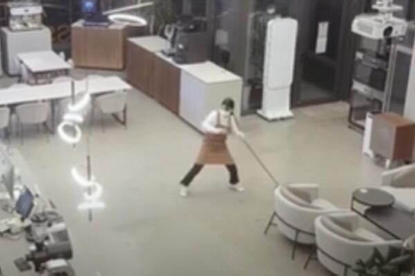 KONOBARICA SE MALO OPUSTILA I NIJE SLUTILA: Iza nje se POJAVIO ŠEF, a to što se desilo NIJE UOPŠTE OČEKIVALA! VIDEO