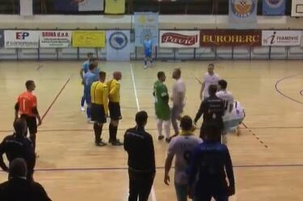 TUČA I U KOMŠILUKU: Navijač uleteo na teren i NAPAO golmana, ovaj pao i počeo da se valja kao da je Nejmar! (VIDEO)